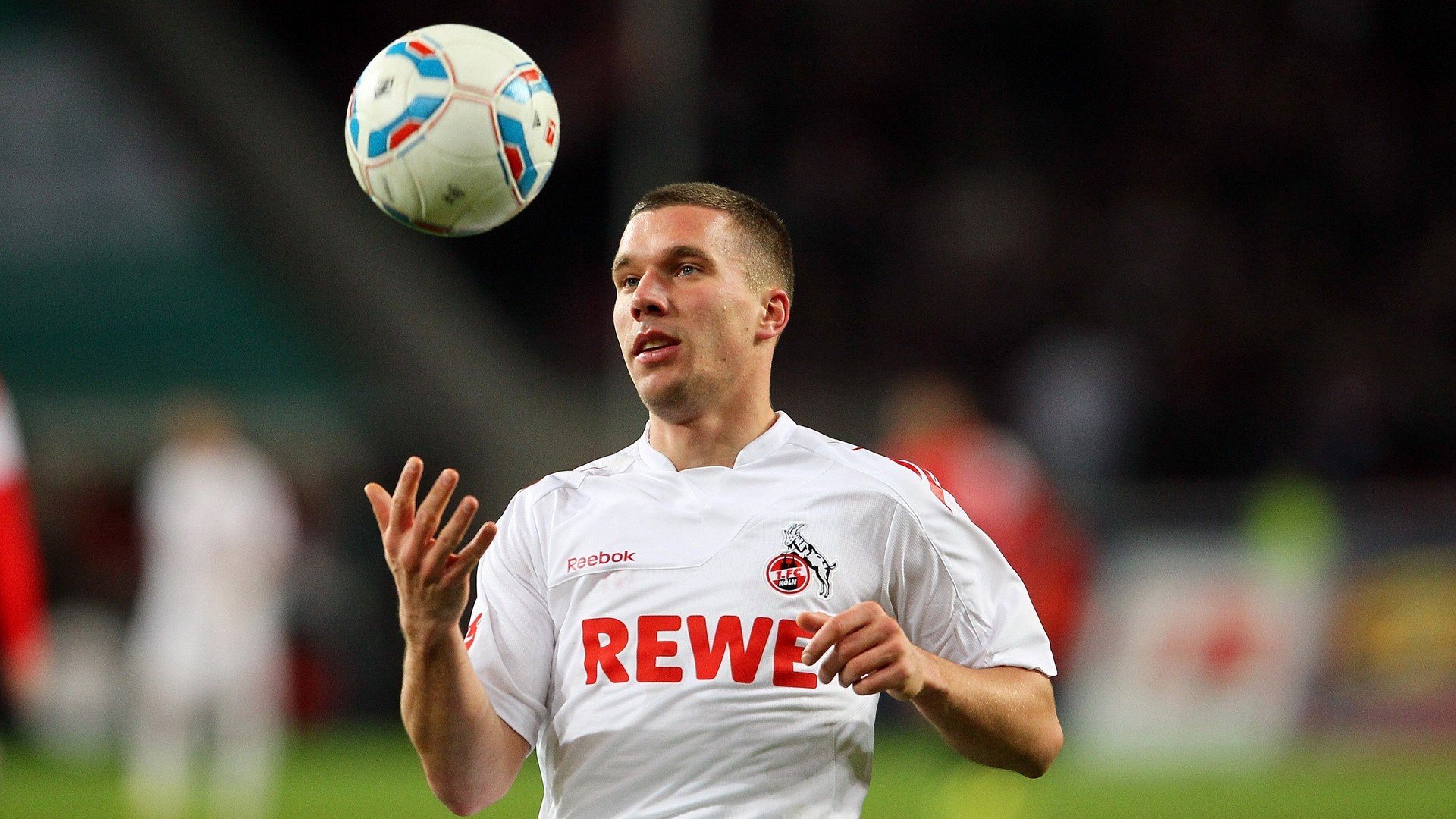 青训支持：职业俱乐部设立训练基金扶持新人选手，职业青训队入门要求曝光